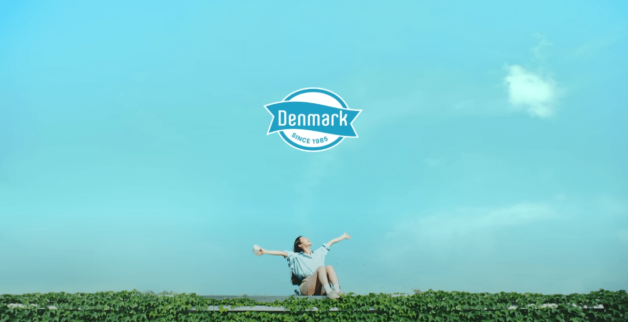 덴마크 신예은 팔벌리고 하늘 바라보고 있는 광고 스틸컷