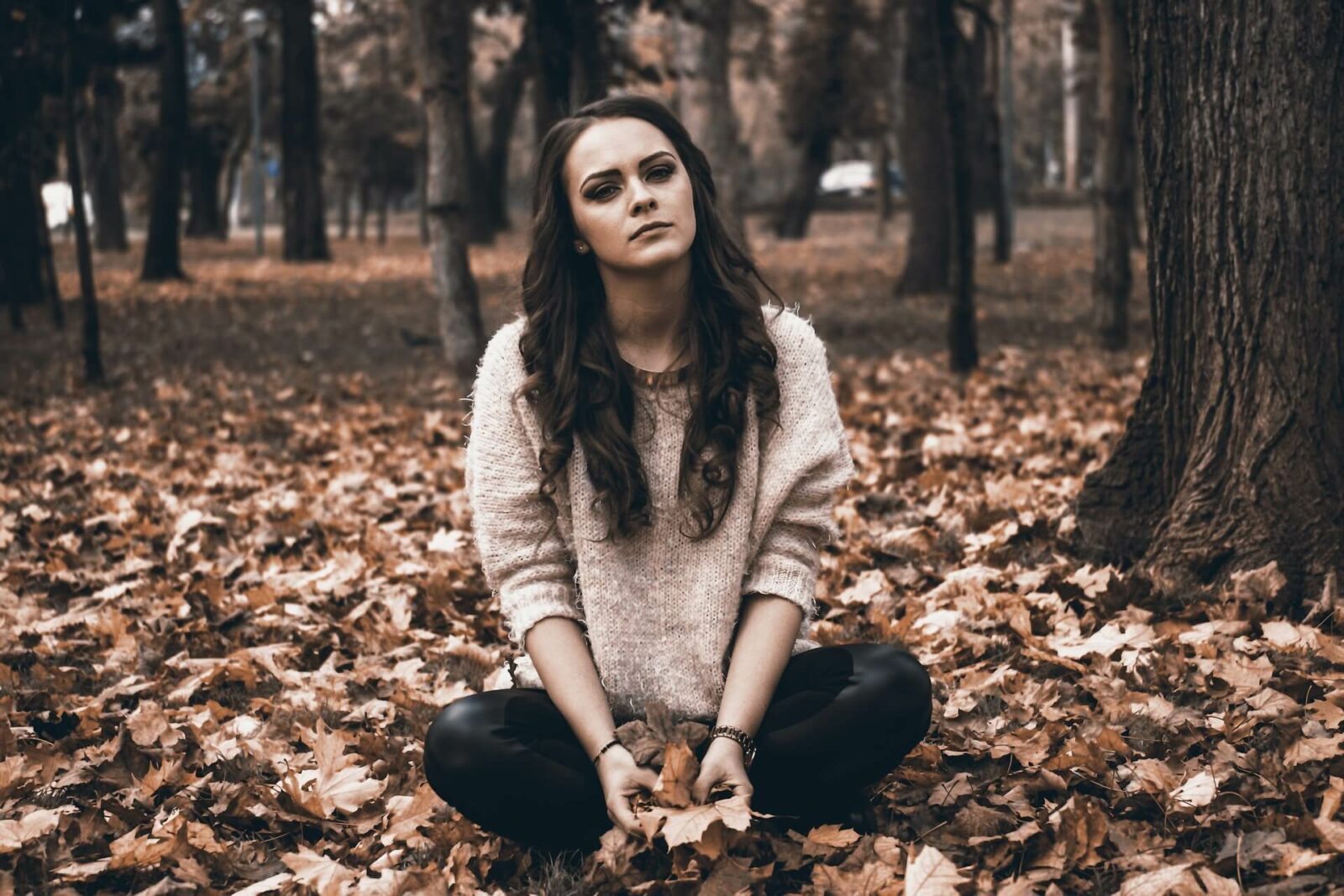 우울해보이는 여자 이미지 가을 낙엽 밑