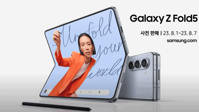 갤럭시Z폴드5_광고사진_제품과_화면에_주황색옷입은모델